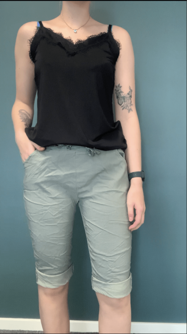 Shorts med lommer og elastik ensfarvet