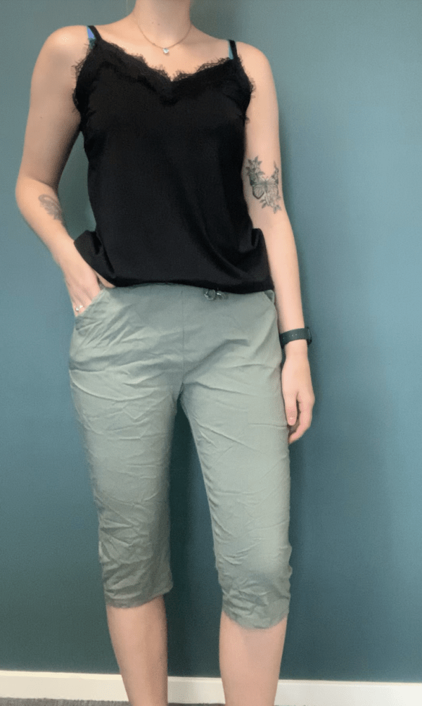Shorts med lommer og elastik ensfarvet
