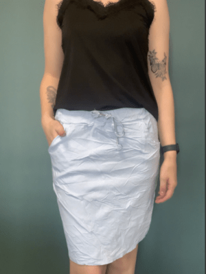 Nederdel med lommer og elastik ensfarvet