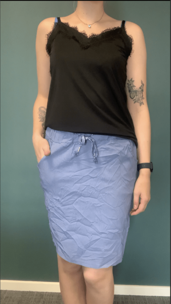 Nederdel med lommer og elastik ensfarvet